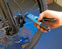 HAZET - Pince Pour Piston De Freins à Disque -EBike24 Soldes hazet bremskolben ruecksetzzange fuer scheibenbremsen action jpg 3840x2160