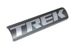 Trek - Cache Batterie Powerfly HT/FS 2023 -EBike24 Soldes trek powerfly ht et fs 2023 cache batterie lithium grey chrome 3840x2160